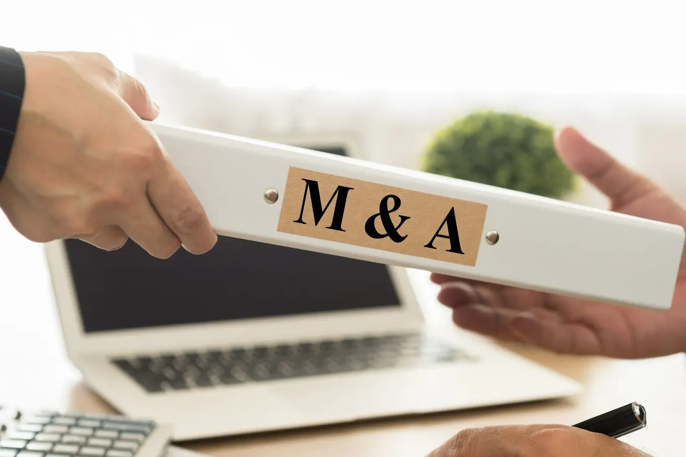 segregator z dokumentami M&A