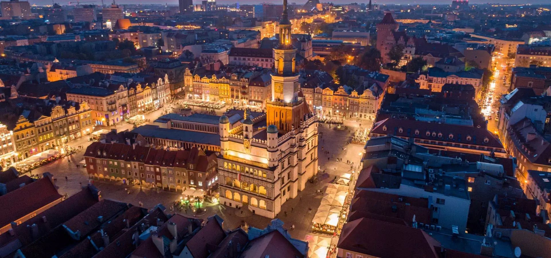 rynek miasta nocą